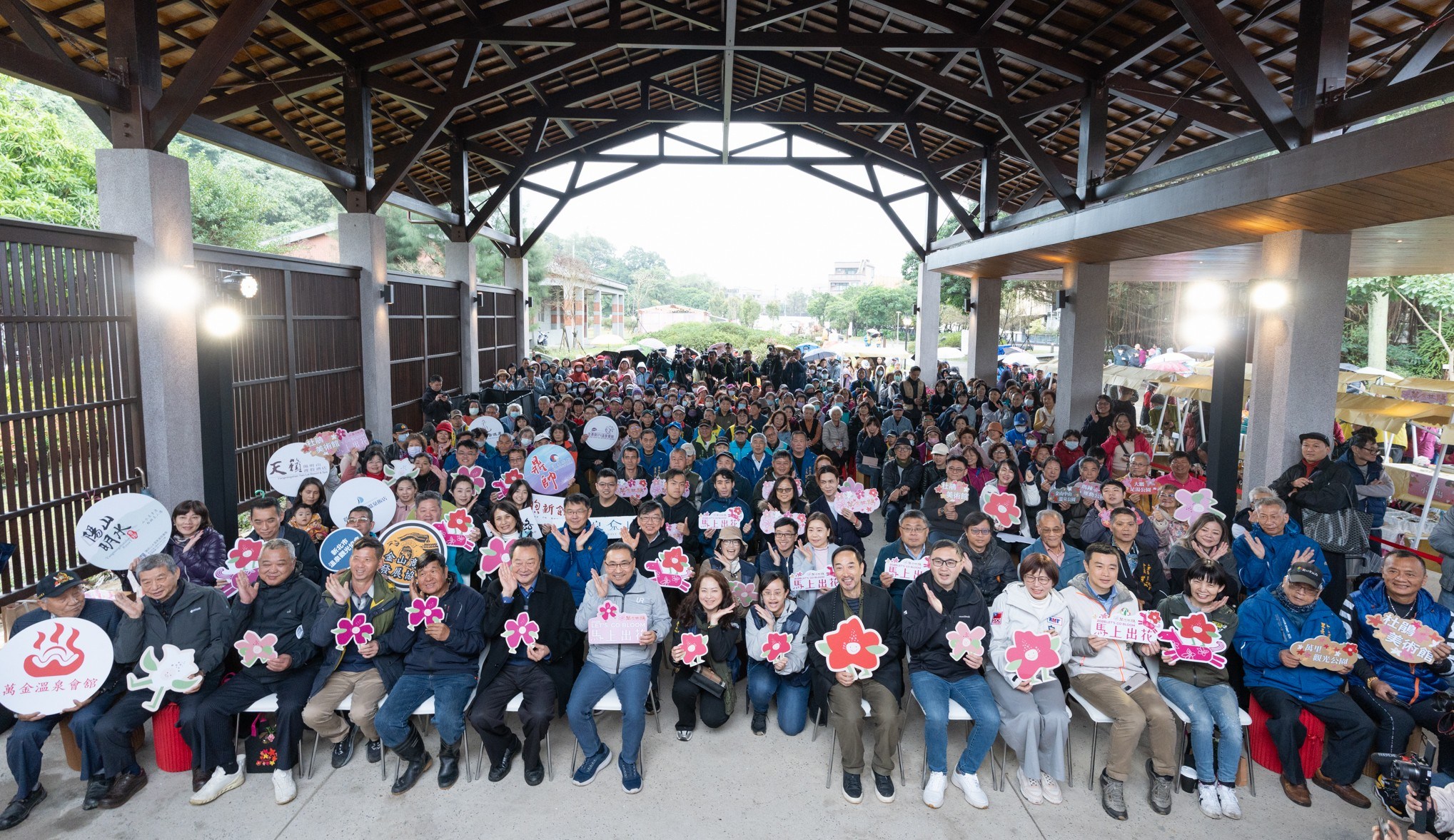 新北市推動「萬金杜鵑」品牌,藉此凝聚地方產業發展向心力,本次花展攜手各界藝術家與花農推出杜鵑花藝作品