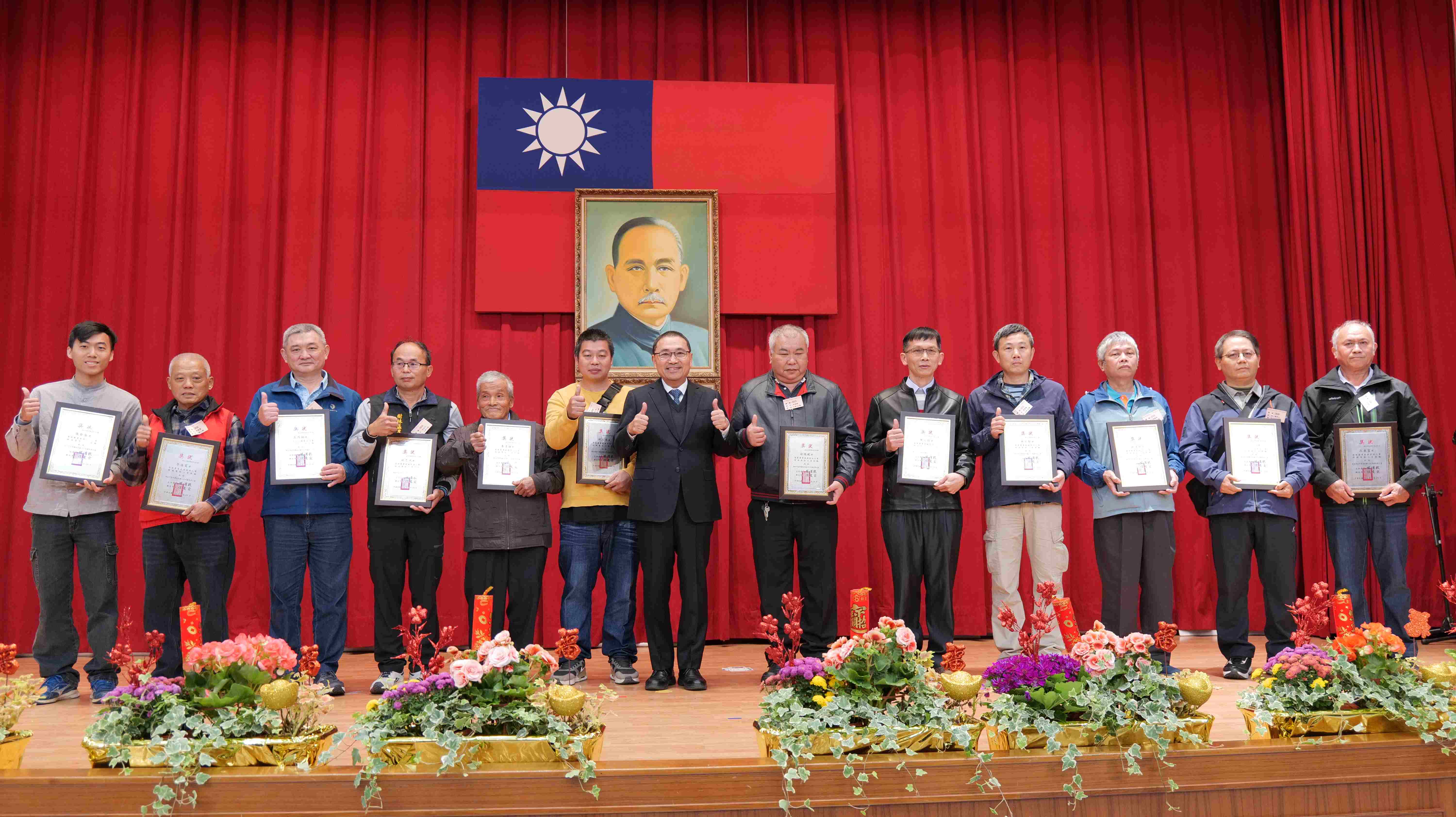 新北市農會今(29)日舉行115年農民節慶祝大會，市長侯友宜(中)出席感謝農友辛勞付出及貢獻，並表揚各區及地區農會共50位優秀農事小組長、農業產銷優良農民及有功人員