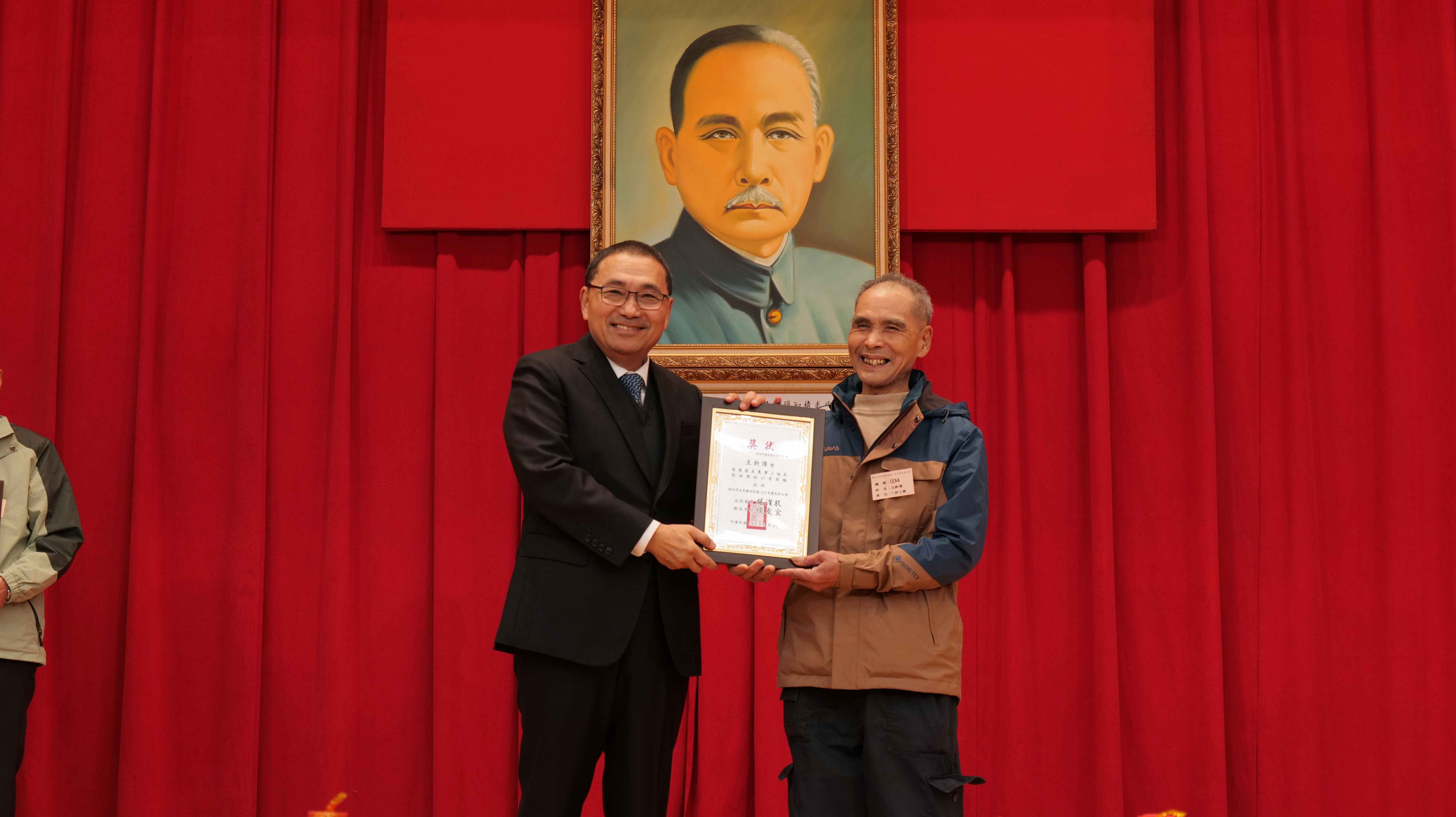 汐止區農會王新傳(右)獲頒優良農事小組長，持續帶領資深農友組成「農友老師」講師團，帶領大小朋友一起體驗農作