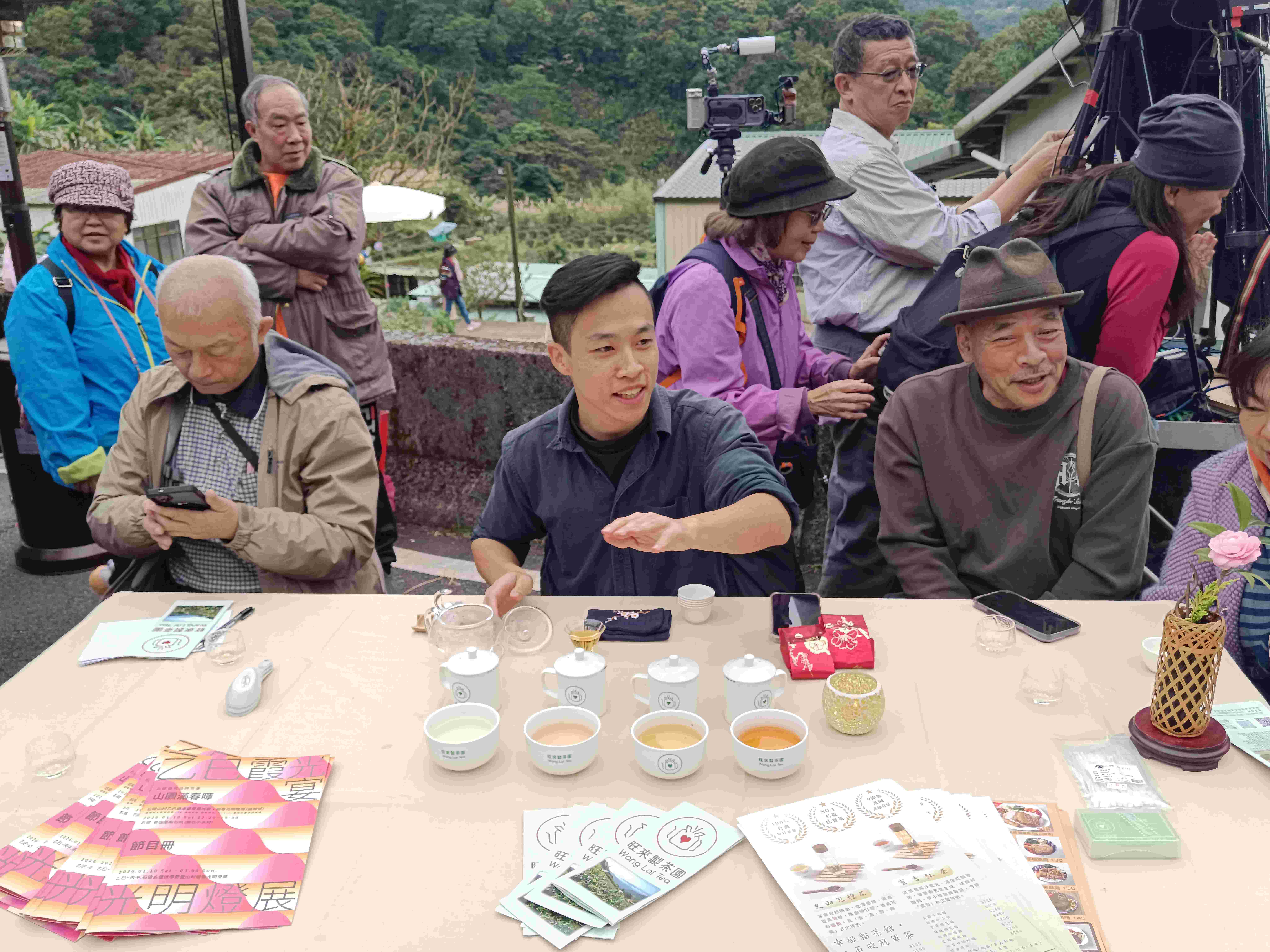 青農周呈毅於石碇區經營旺來製茶園並於板橋區開設幸緻貓茶館，喜歡與跟民眾分享石碇好茶