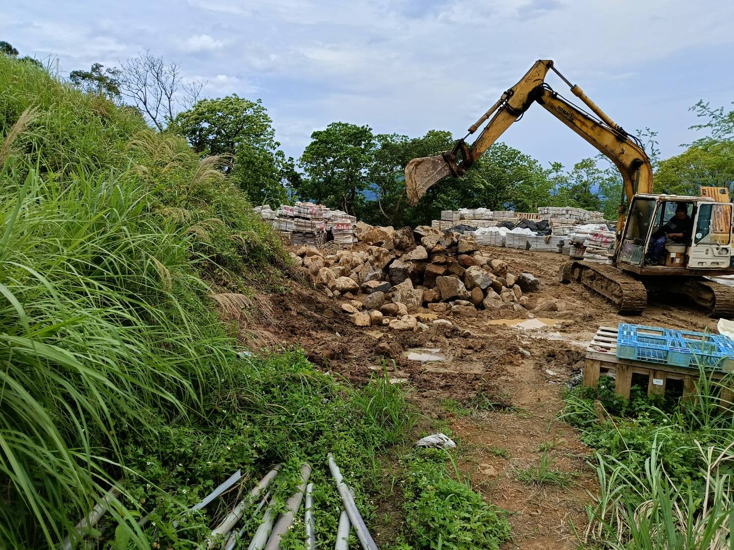 春節期間民眾若有發現不明人士及機具，隨意開挖山坡地或堆積土石之行為，可撥打1999新北市民專線通報