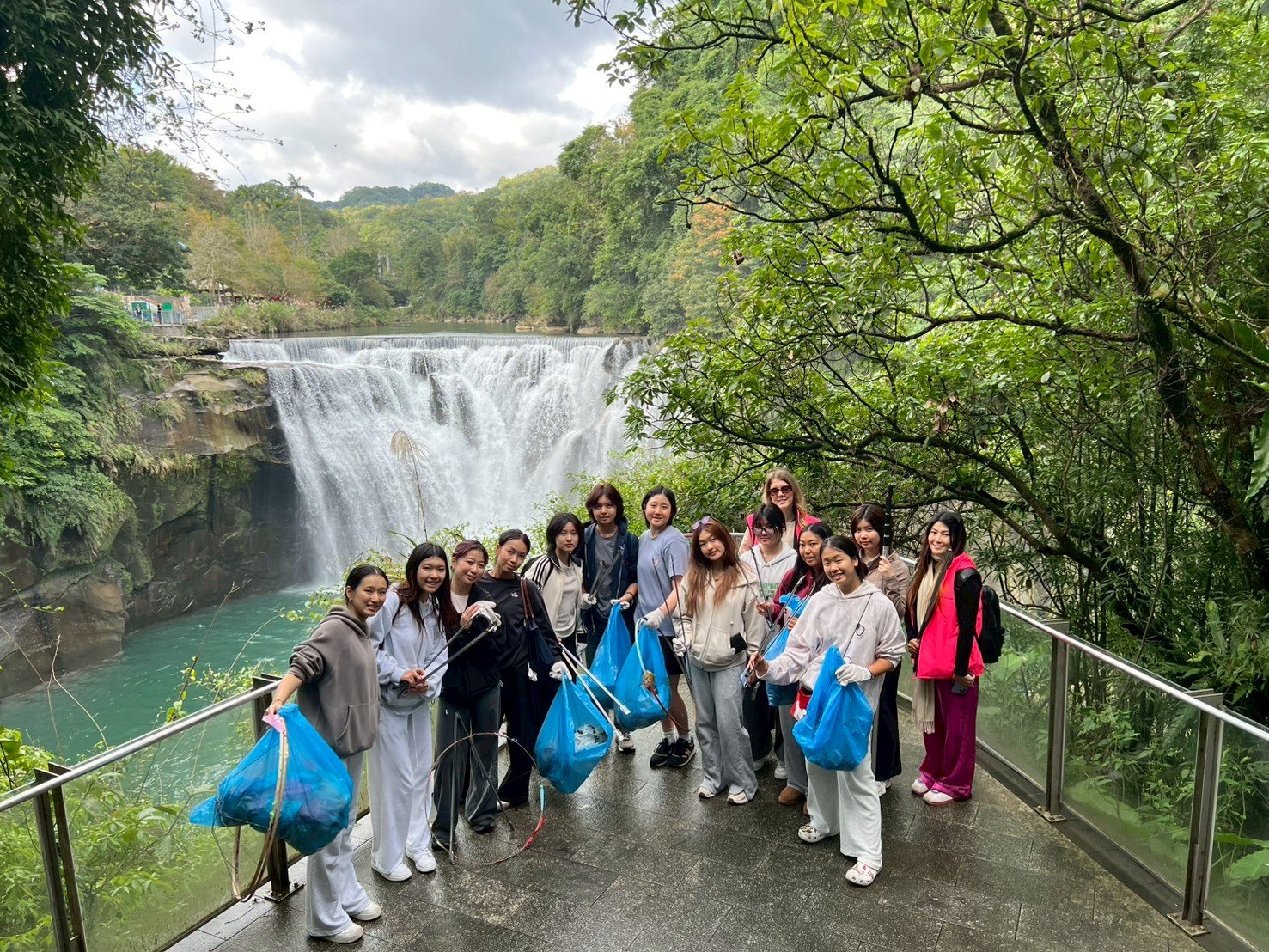 龍安社區結合礦業文化、天燈意象與生態環境，提供導覽及手作等活動，圖為澳洲大學到龍安社區淨山(社區提供)