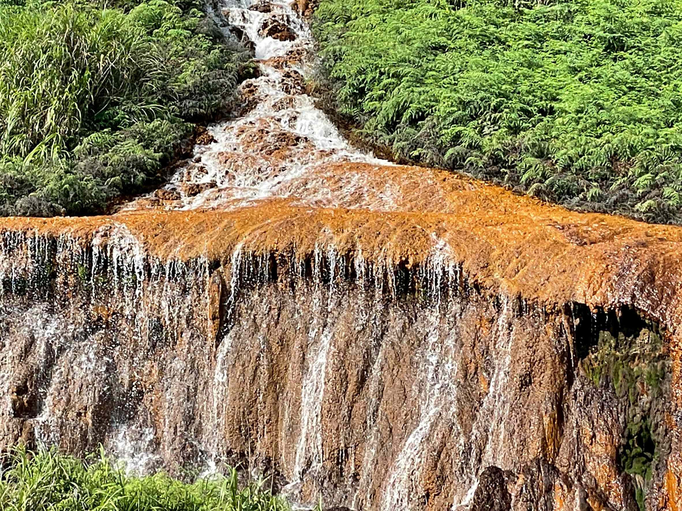 「黃金瀑布」因酸性礦山排水在流經的地方氧化，蓋上一層厚厚的鐵鏽沉澱，進而形成著名的地質景觀。