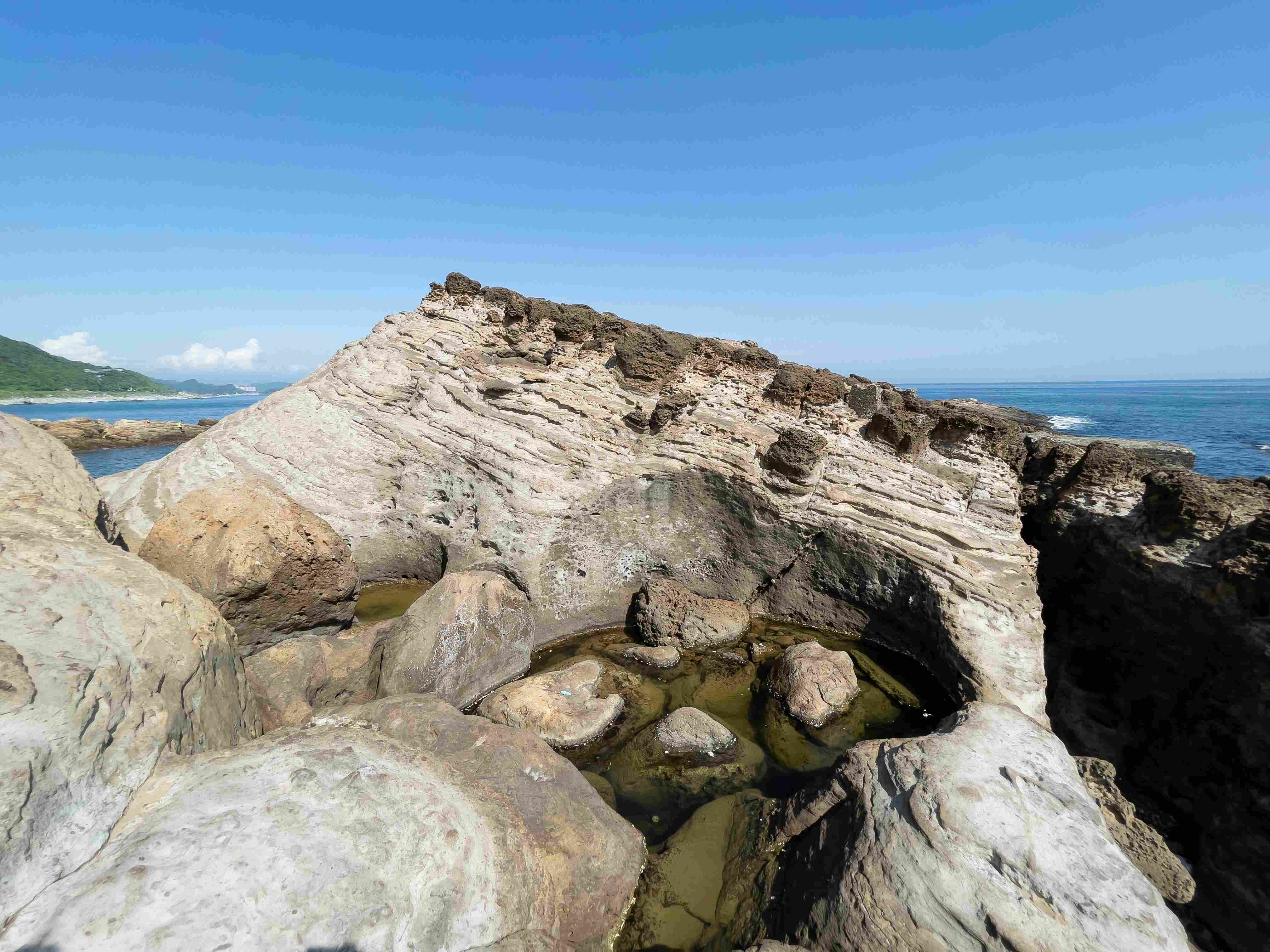 「水湳洞化石坪」位於水湳洞漁港東北側，台2線79.1公里處海邊，是觀察南港層砂岩的最佳教室