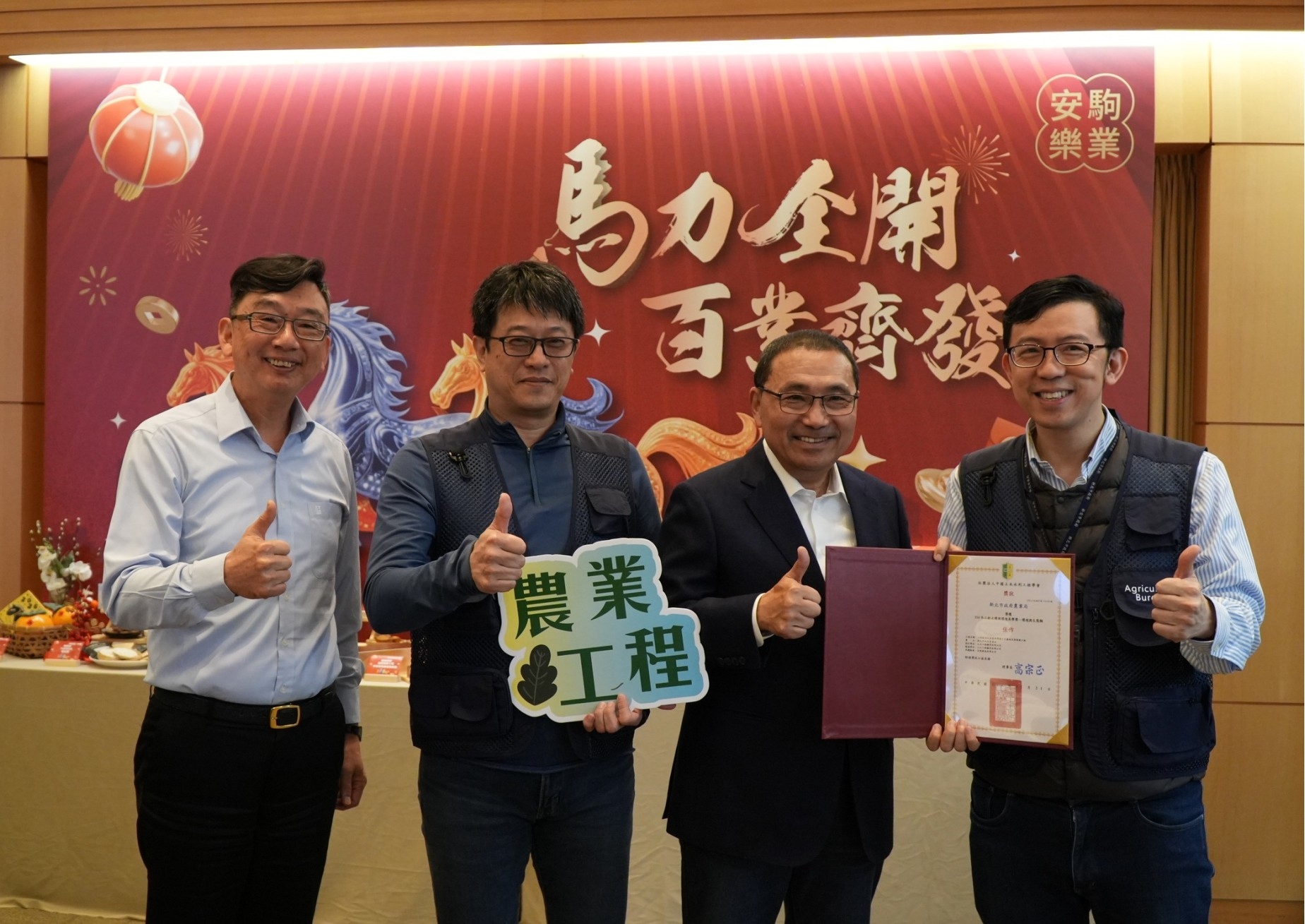 新北市一舉囊括社團法人中國土木水利工程學會舉辦「114年工程永續與環境美學獎」競賽10項大獎，獲獎數量高居全台縣市之冠.今（25）日於市政會議獻獎，市長侯友宜肯定市府團隊的努力與辛勞