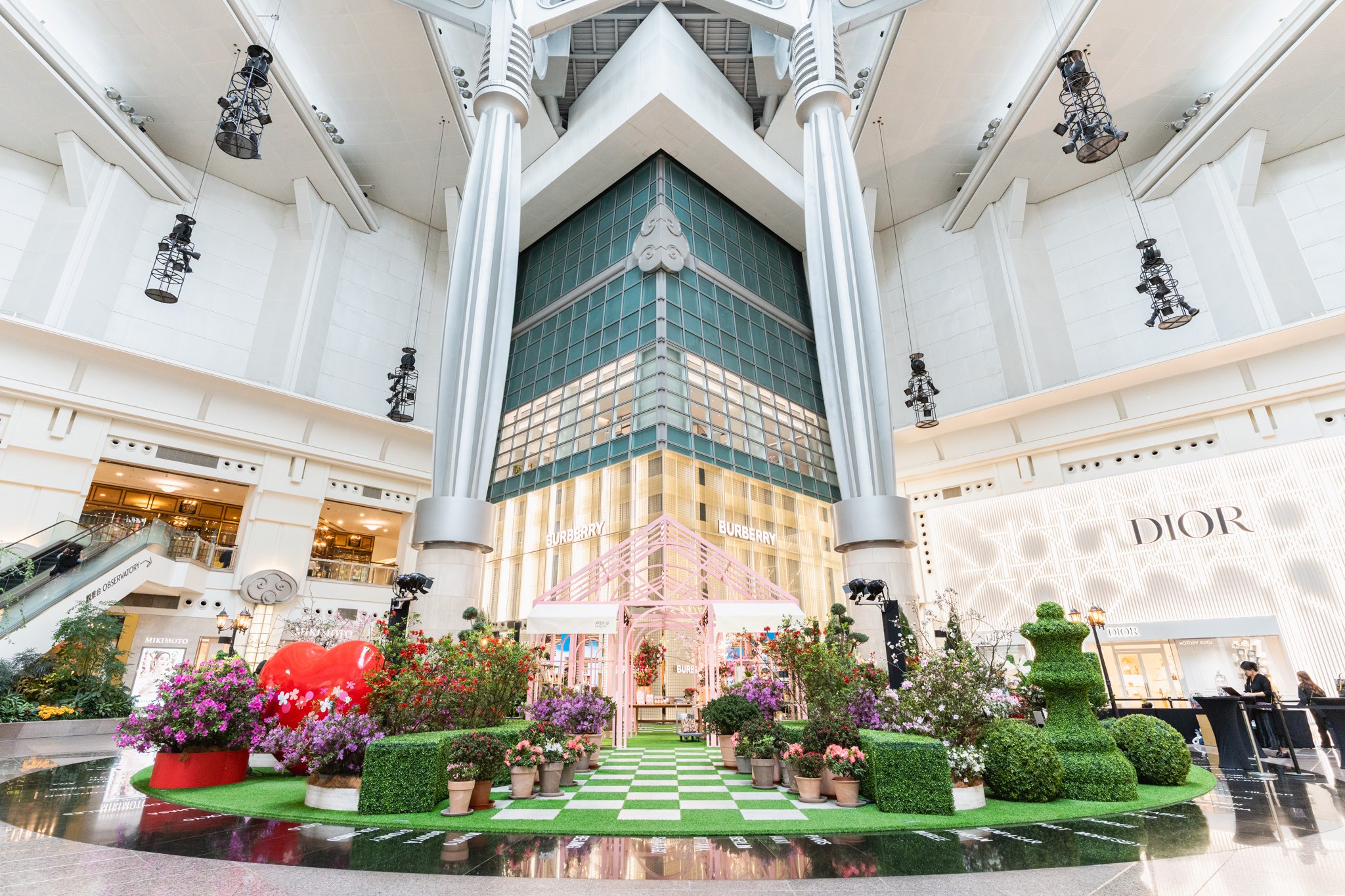 新北市府、花農、青農、藝術家與企業齊心協力，讓新北花卉與青農產品站上世界級舞台，展現農業未來的無限可能。