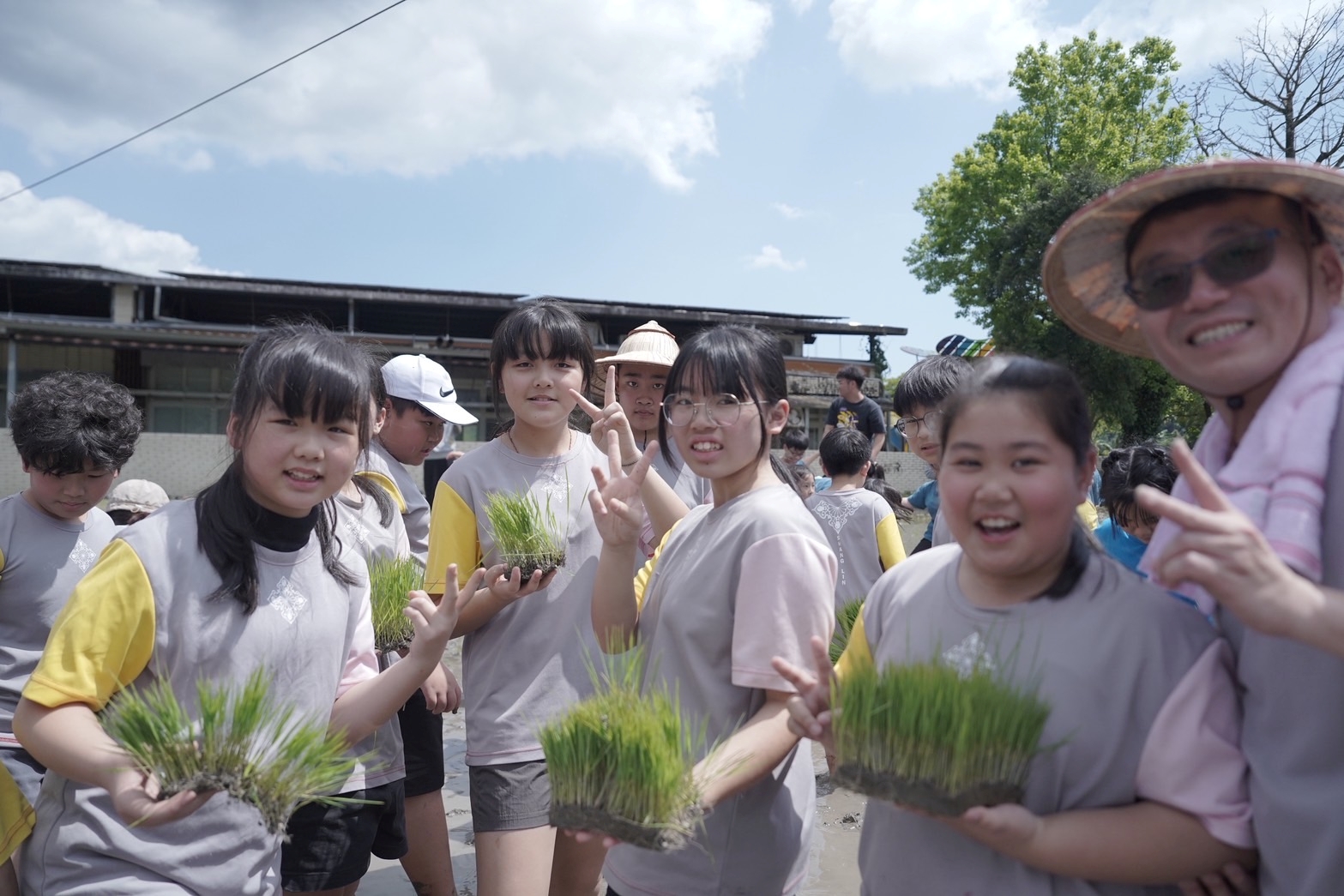 雙溪區在地學生參與插秧體驗，不僅讓插秧從農事體驗活化為食農推廣的永續教材，也讓學生感受土地最真實的溫度