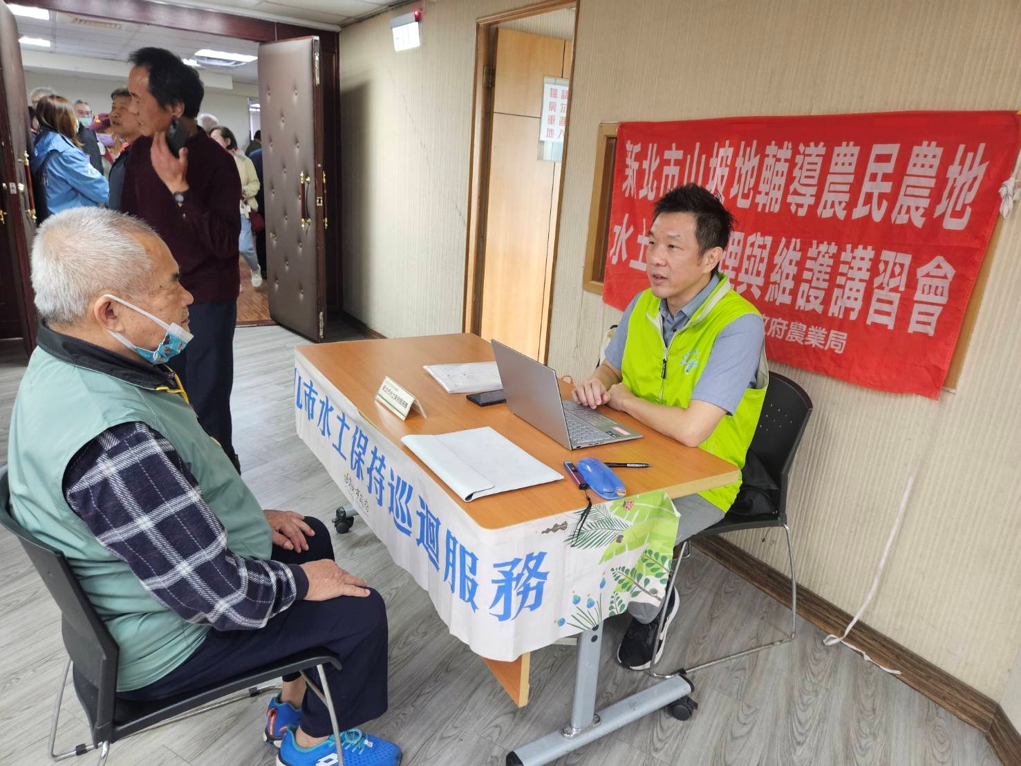 講習現場也提供民眾專業的水土保持處理與維護諮詢，吸引許多農民參與，實質解決農作時遇到的疑難雜症。