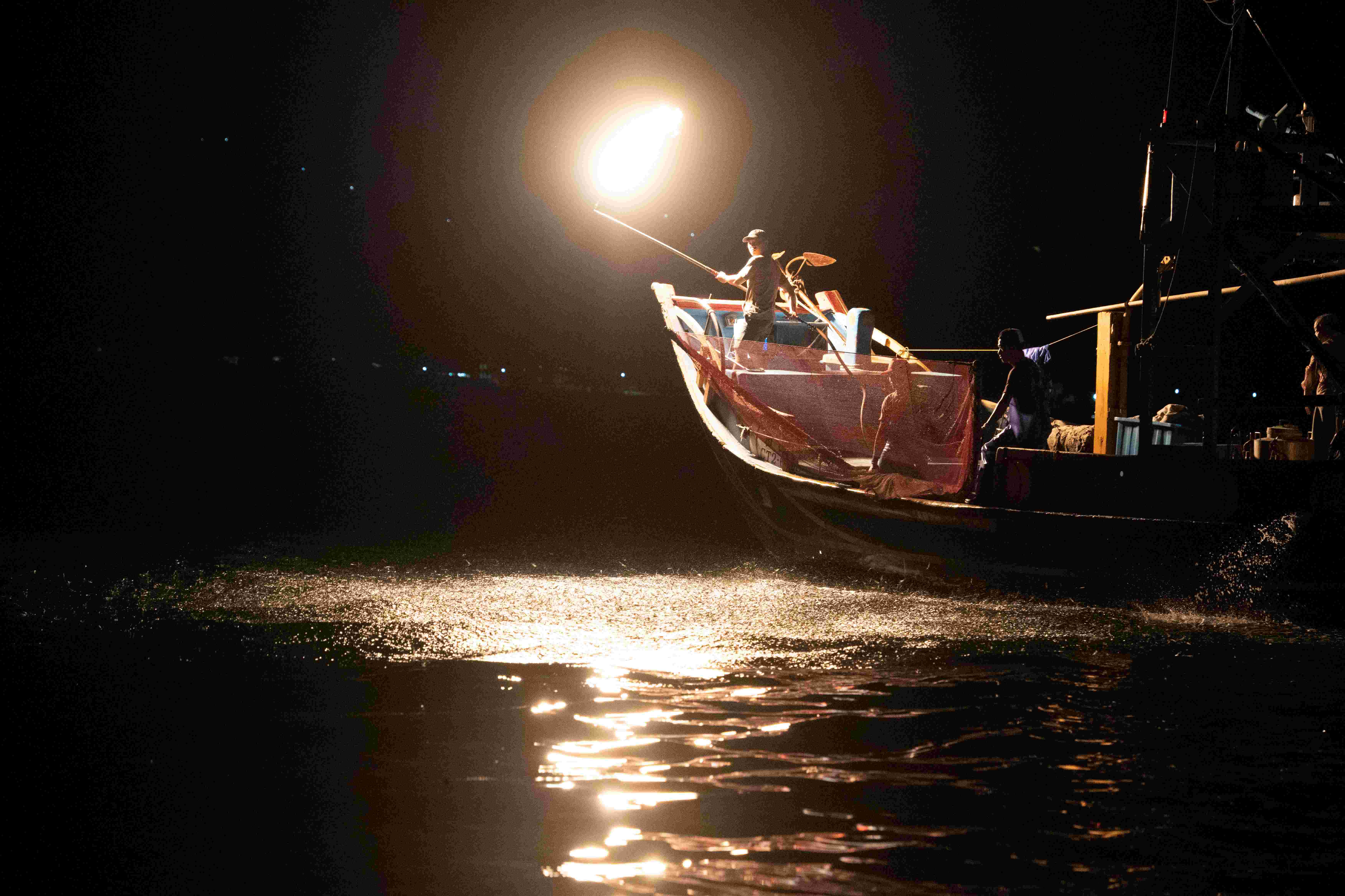 磺港社區「蹦火仔」磺火捕魚