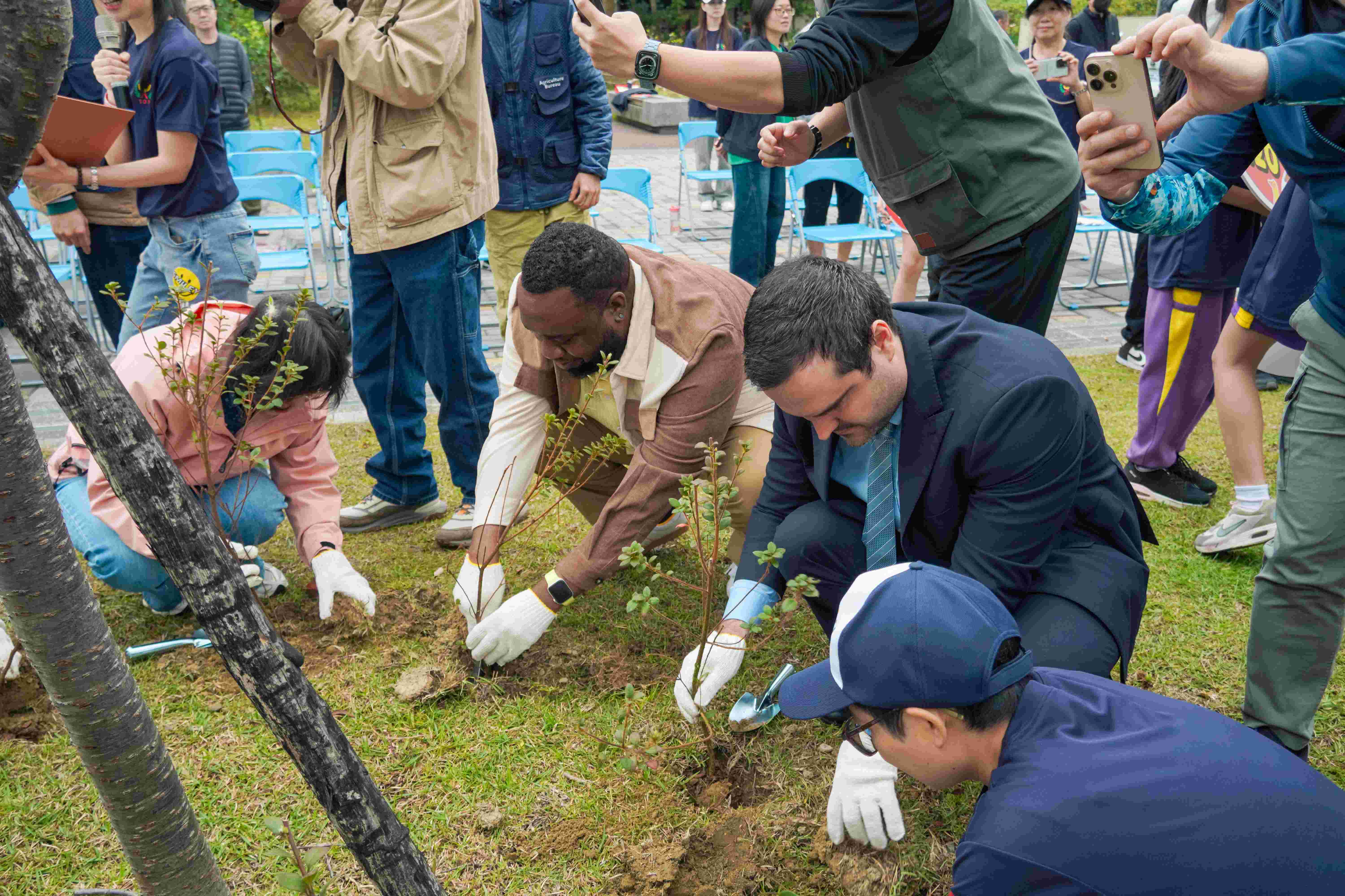 活動邀請聖克里斯多福及尼維斯大使Donya Lynex Francis及匈牙利貿易辦事處副代表Zsolt Wagner共同參與，與師生攜手種下樹苗，為校園注入永續發展的新契機。