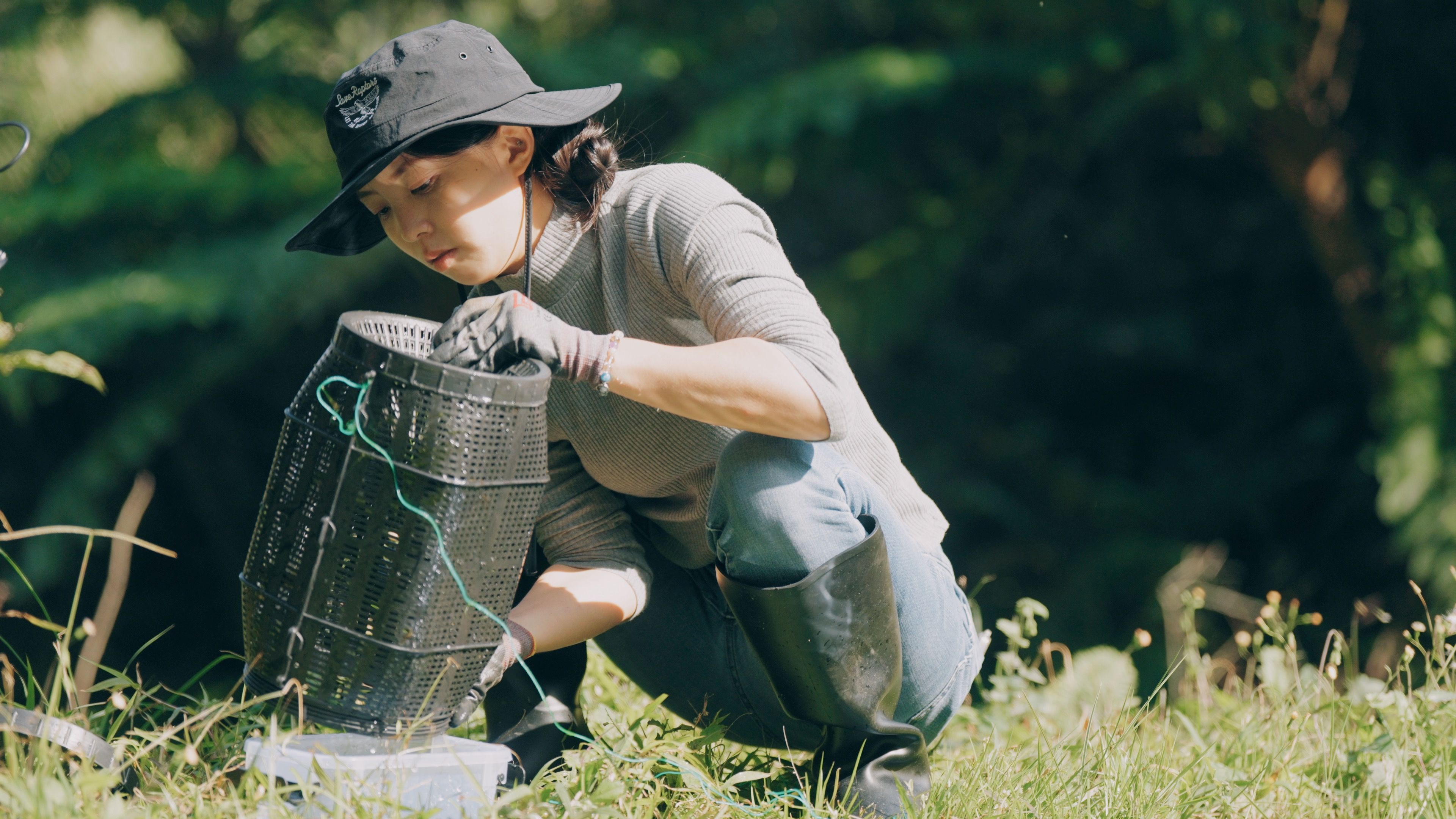 副會長陳韻竹正在執行水下生態多樣性調查
