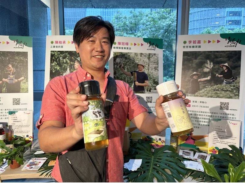 陳冠樺展示自家蜂蜜