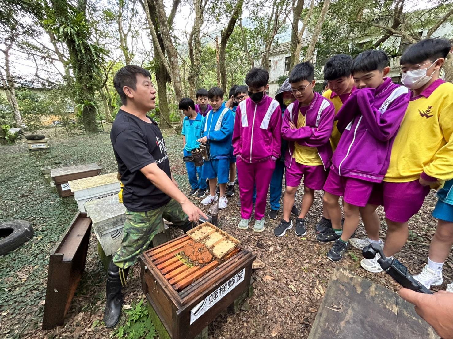 向學生解說蜂箱