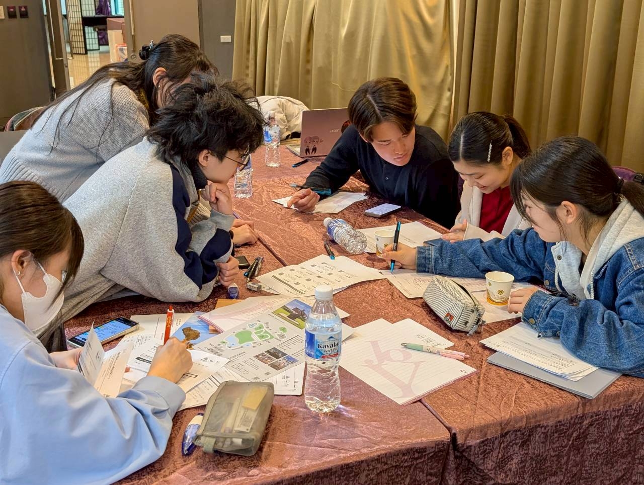 學生分組開設工作坊討論會提出旅遊行程方案