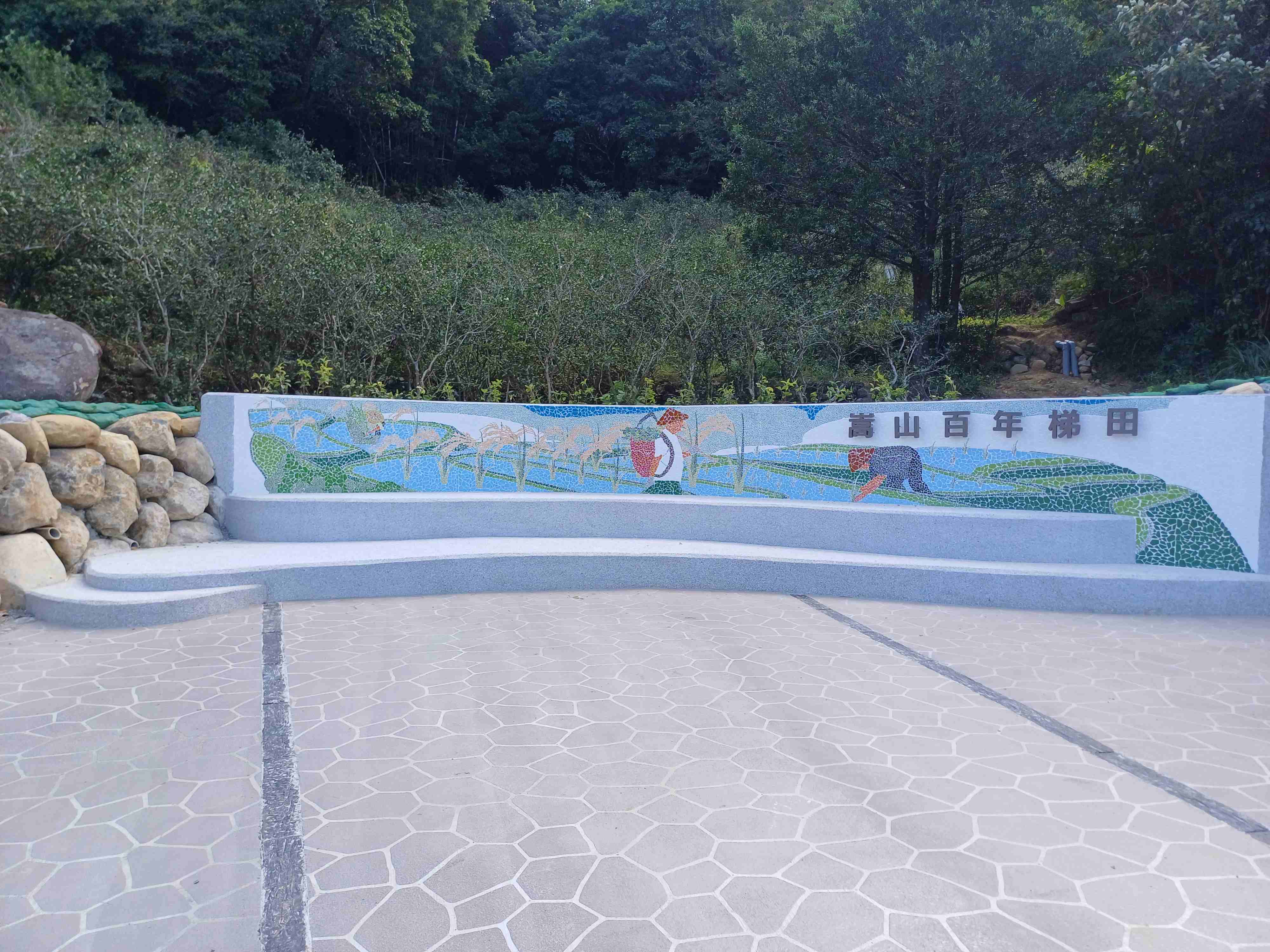 結合在地文化意象設置牆面,展現社區故事與農村特色