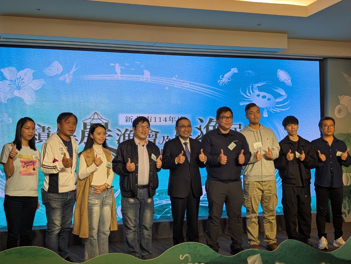 市長侯友宜今(5)日出席「114年度績優農漁會及農漁民表揚典禮」,頒贈表揚本市農漁會及農漁民,新北市青農年農民聯誼會幹部接受市長表揚