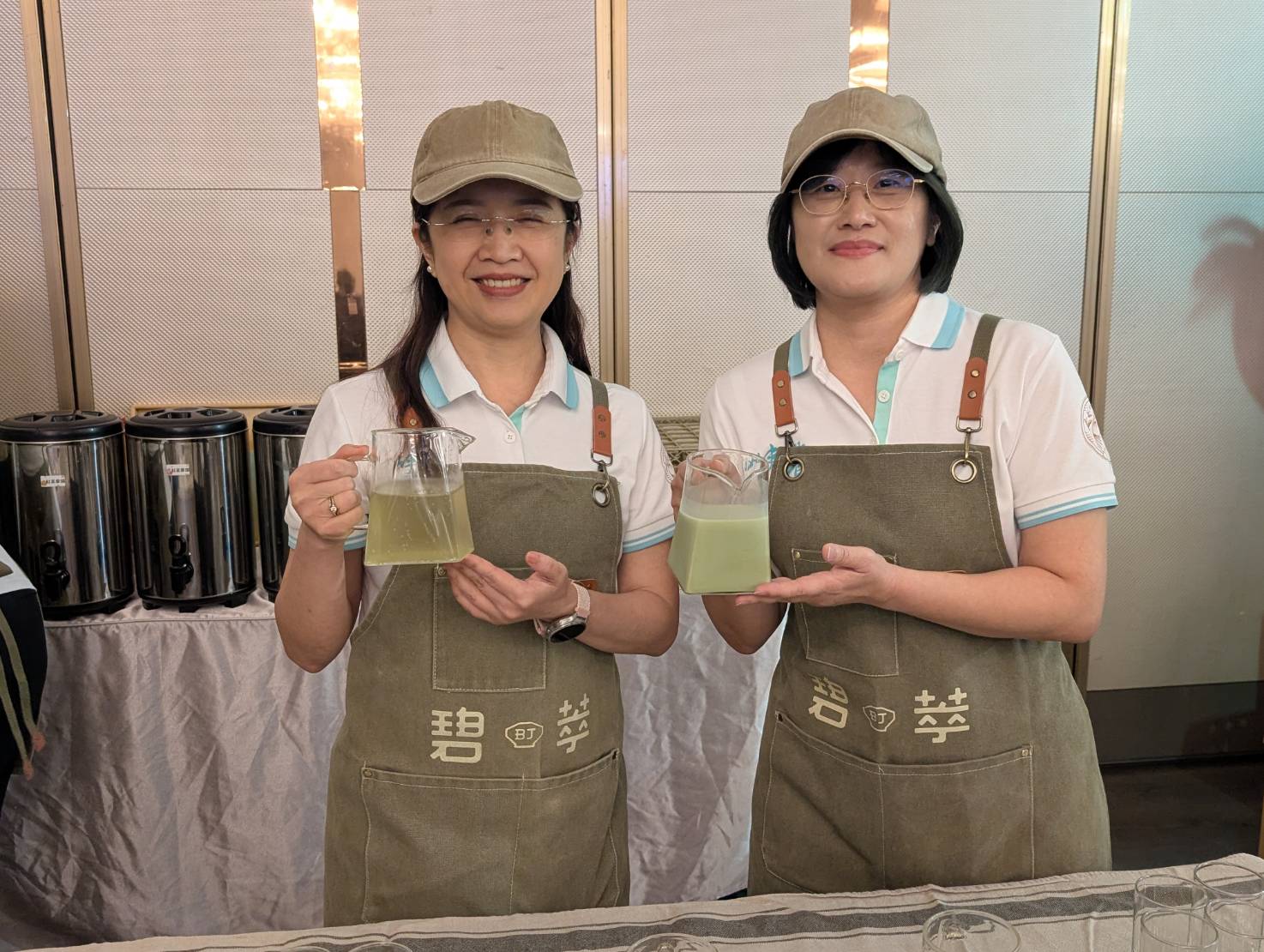 三峽區農會引進茶改場技轉技術「次世代速萃茶飲加工技術」,將在地農產與現代手搖結合,成立「碧萃茶飲」,強化國產茶葉原料於市場競爭優勢。