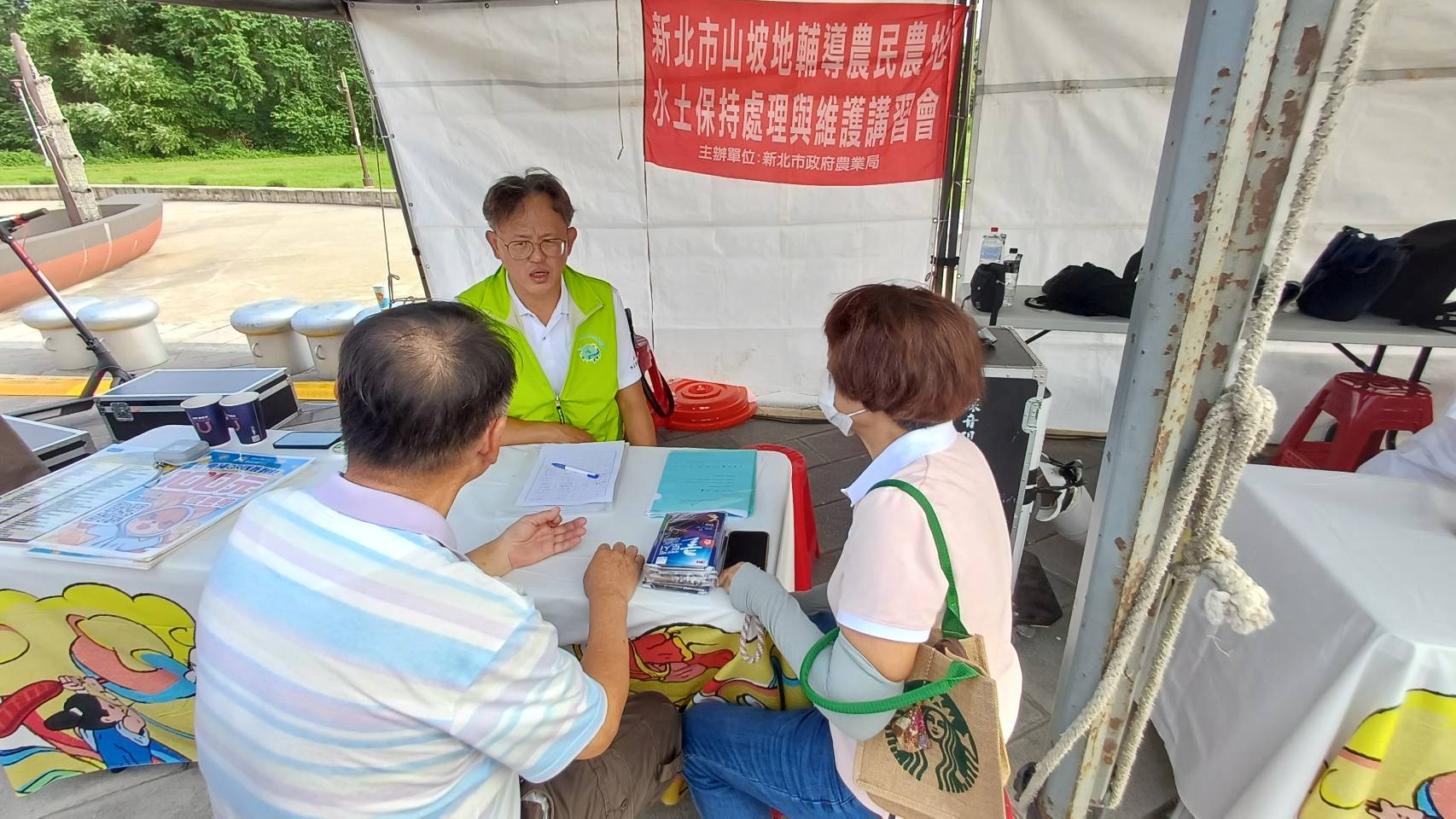 新北市水土保持專車巡迴服務,蘇育瑞團長熱心回答,為民眾解決疑慮