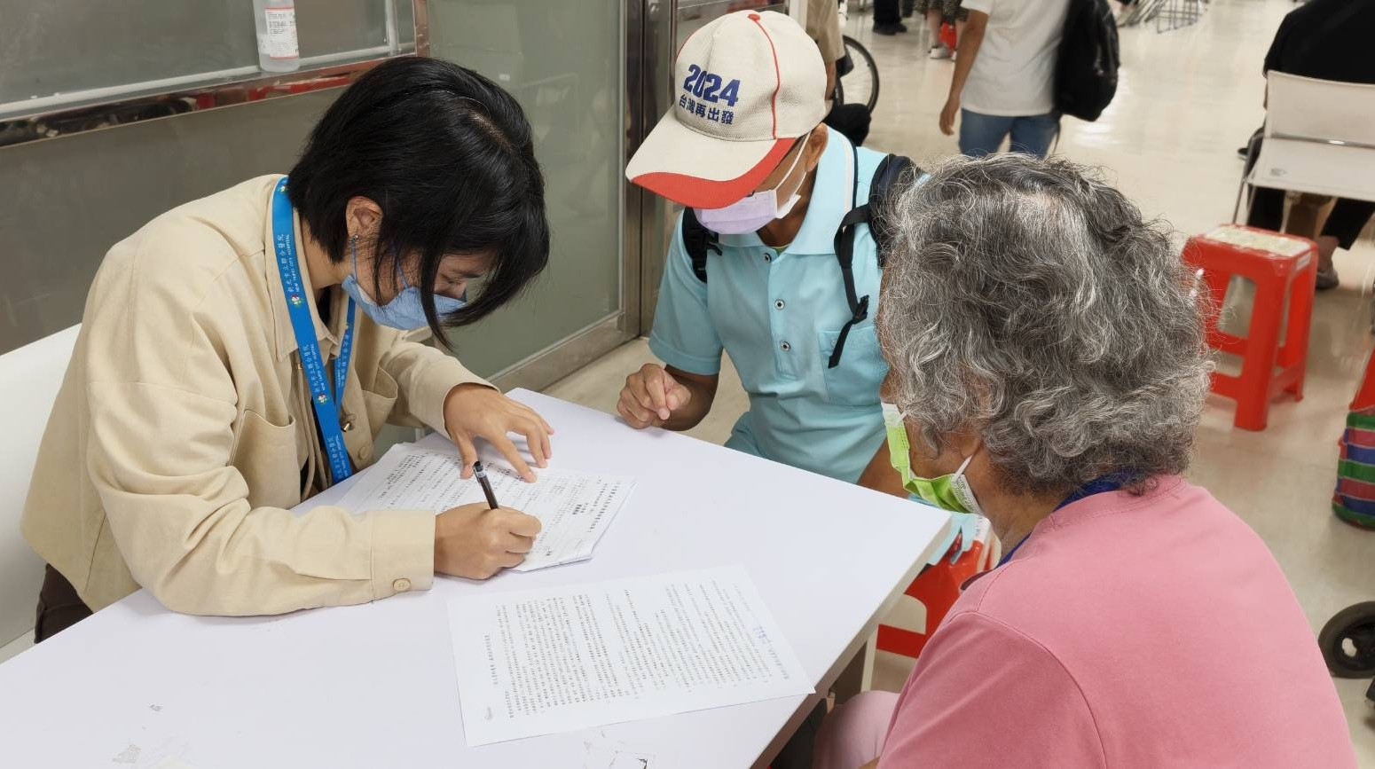 長者做健康檢查、營養評估及AD-8失智量表問卷3