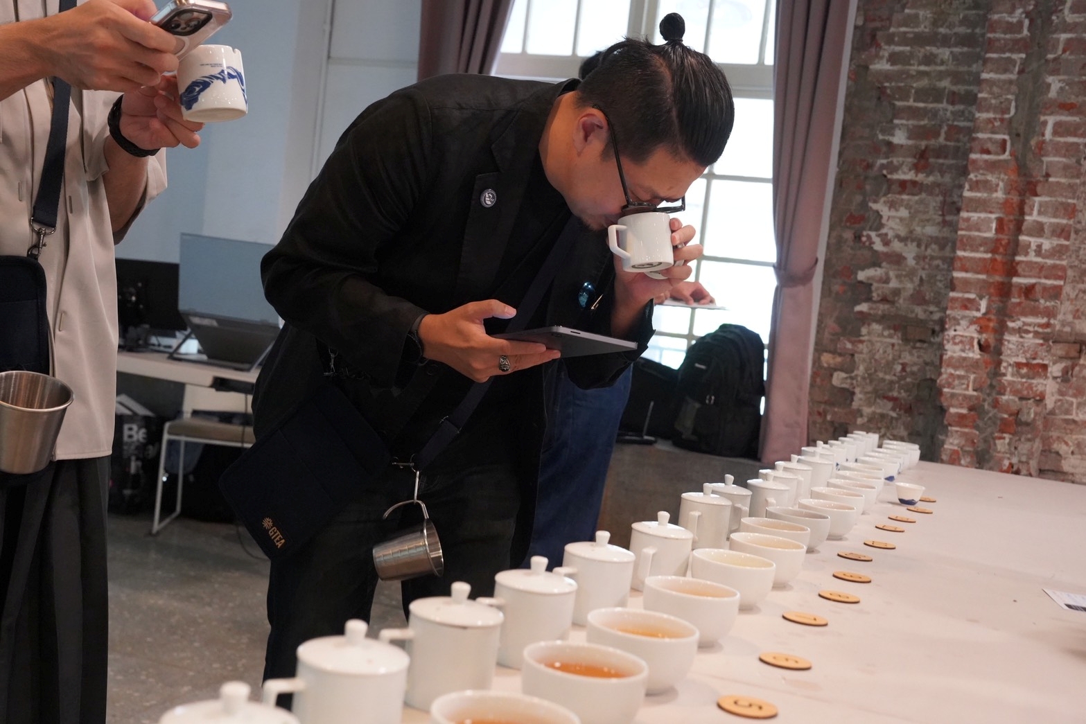 講茶學院湯家鴻老師是本屆賽事評審長,以最全面且嚴苛的精品茶評鑑視角,為參賽茶品的品質與風味評分。