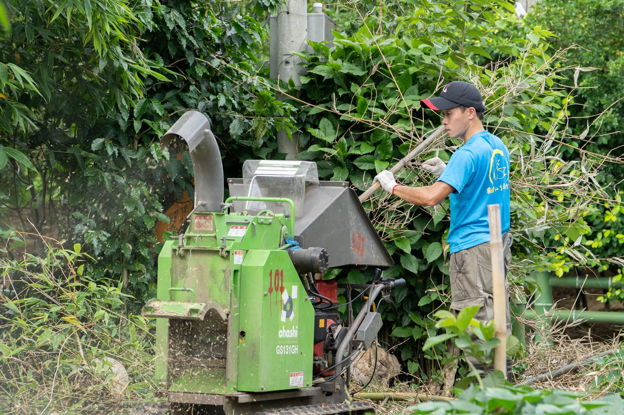 農業局輔導產區農會添購碎竹機,將老竹粉碎化為土壤有機肥