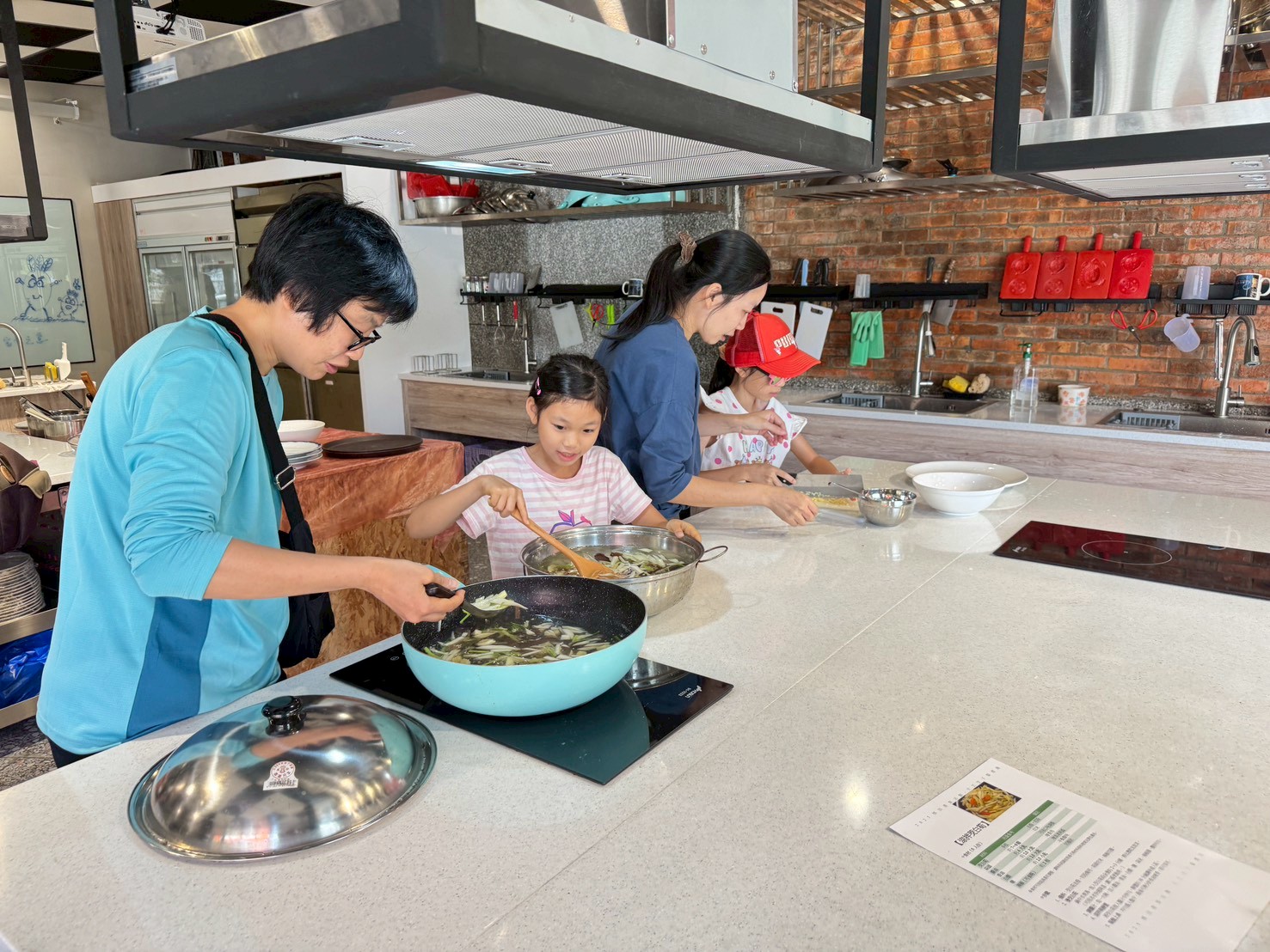 選用農會農民直銷站的當季食材,參與料理體驗