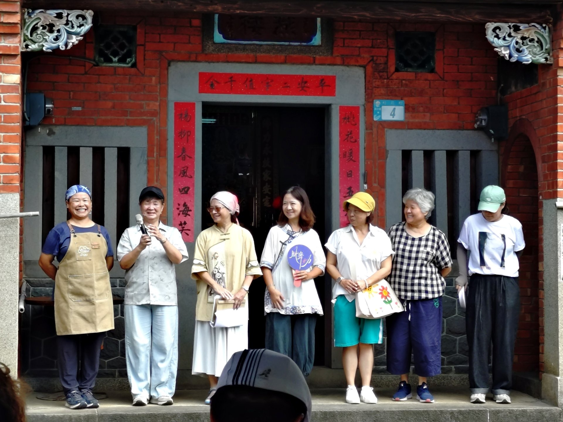 社區長者演唱忠寮採茶歌,旅學堂女力團隊於詩路演出行動劇