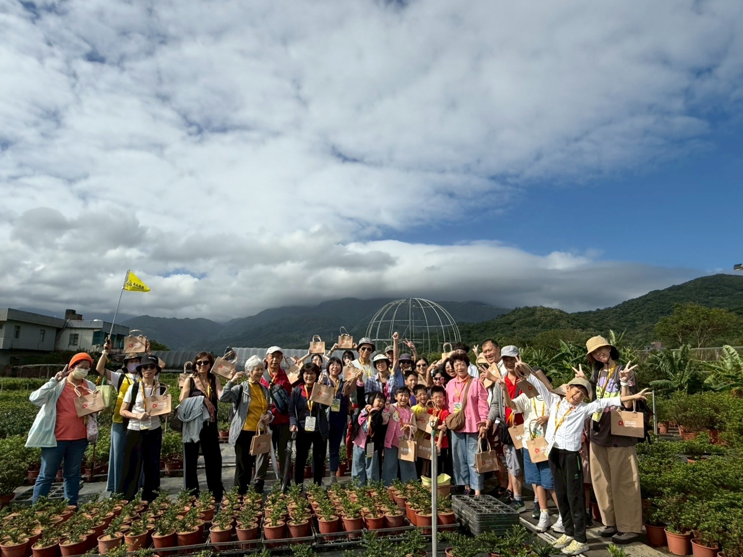 新北市農業局今(115)年再度攜手萬里、金山花農與地創團隊「金山漫遊」,結合杜鵑苗圃及在地特色景點,推出「萬金杜鵑秋季一日遊」(資料照片)