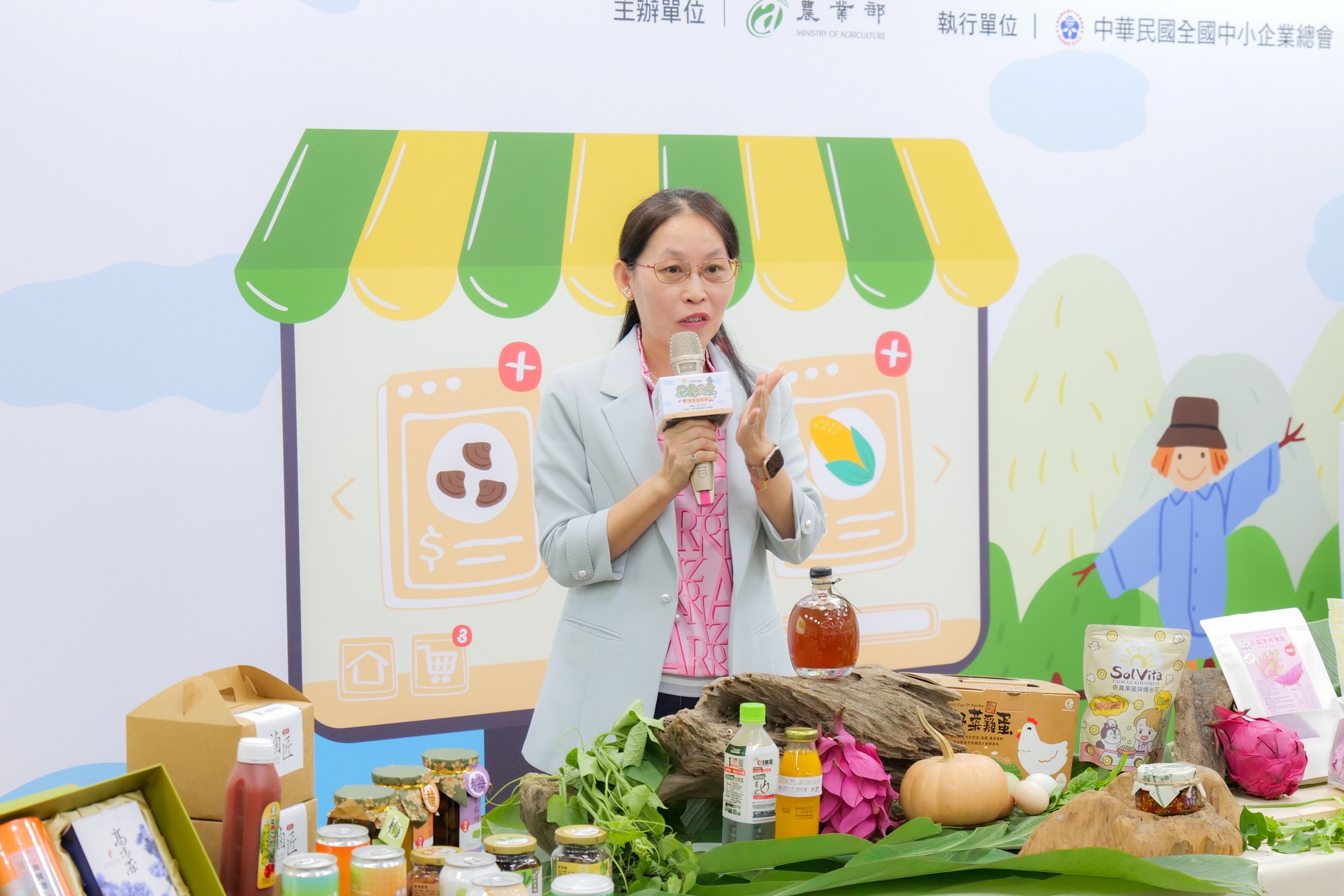 新北市農會總幹事張麗梅於農業部「114年度電農培訓與輔導專案」記者會分享「真情食品館」電商營運經驗