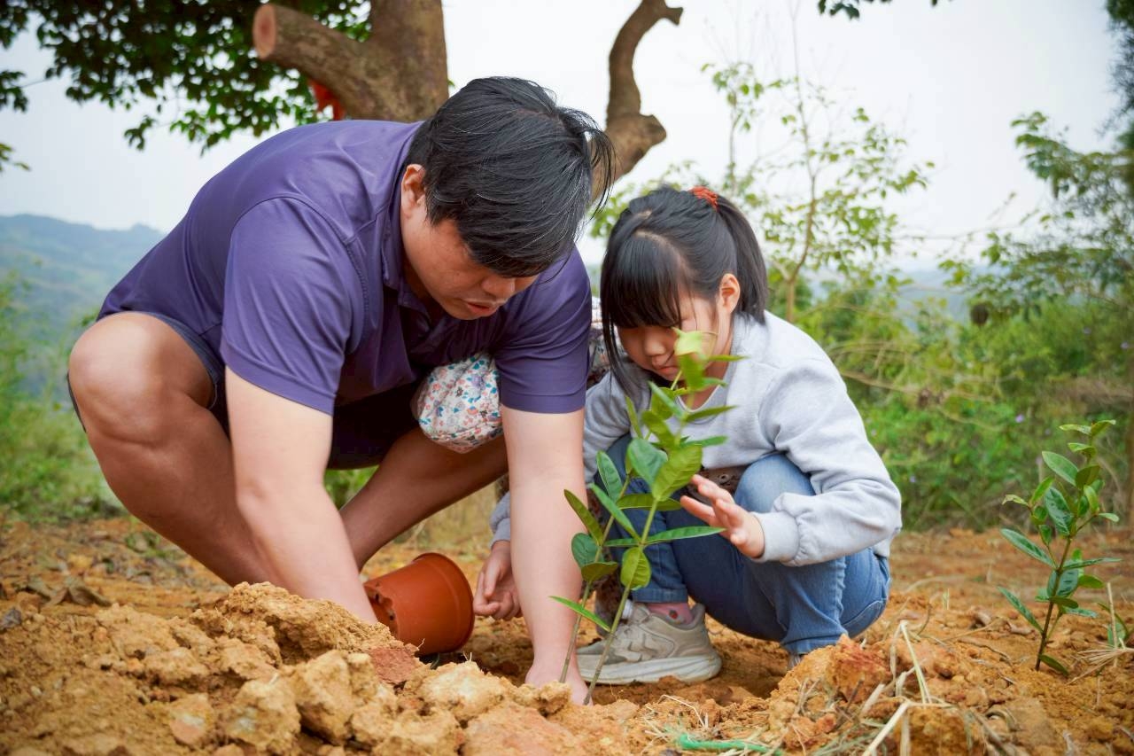 親子共同植樹,生命教育從小做起