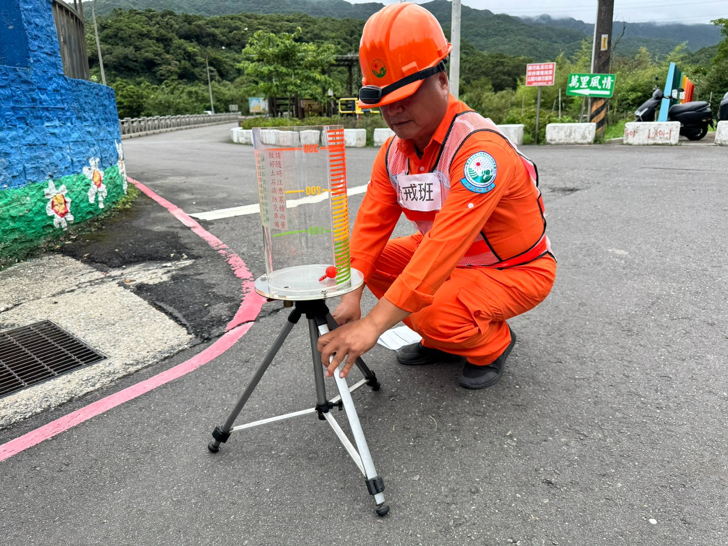 萬里區中幅里實作演練,防災專員模擬架設雨量筒