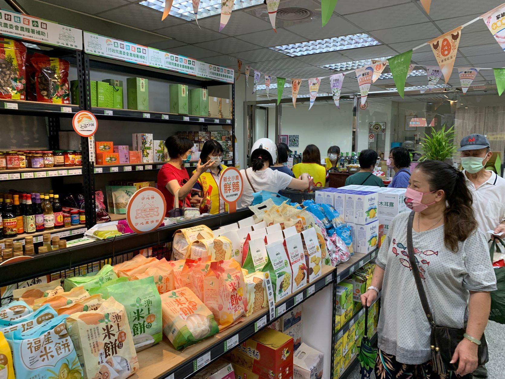 11處汐止小農鮮舖據點明(9)日皆辦理展售活動，除買得到新品外，還有各式優惠活動及多項好康