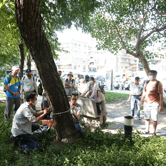 公園及護樹志工協助公園設施安全檢查